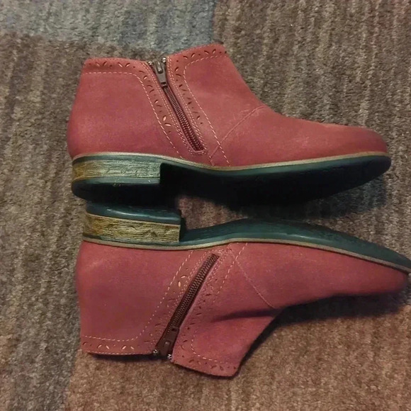 Earth origins leather perforated ankle boots size 7 M - Picture 3 of 4